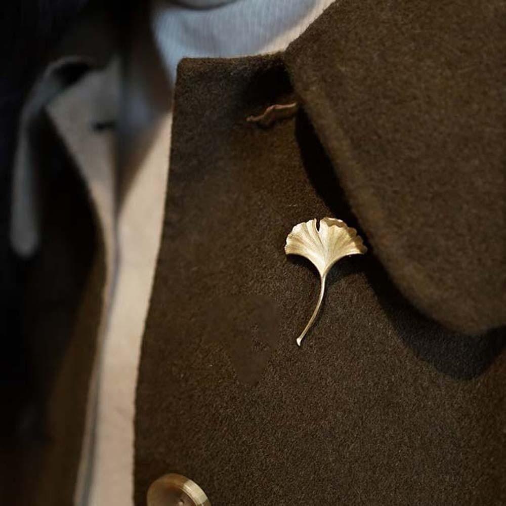 French Style Ginkgo Leaf Brooch Elegant Metal Glossy Corsage Ornament Uniform Long Leaf Pin Men