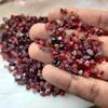 Свободная многоцветная партия грубых драгоценных камней крошечного размера, партия грубых драгоценных камней с целебной шпинелью.