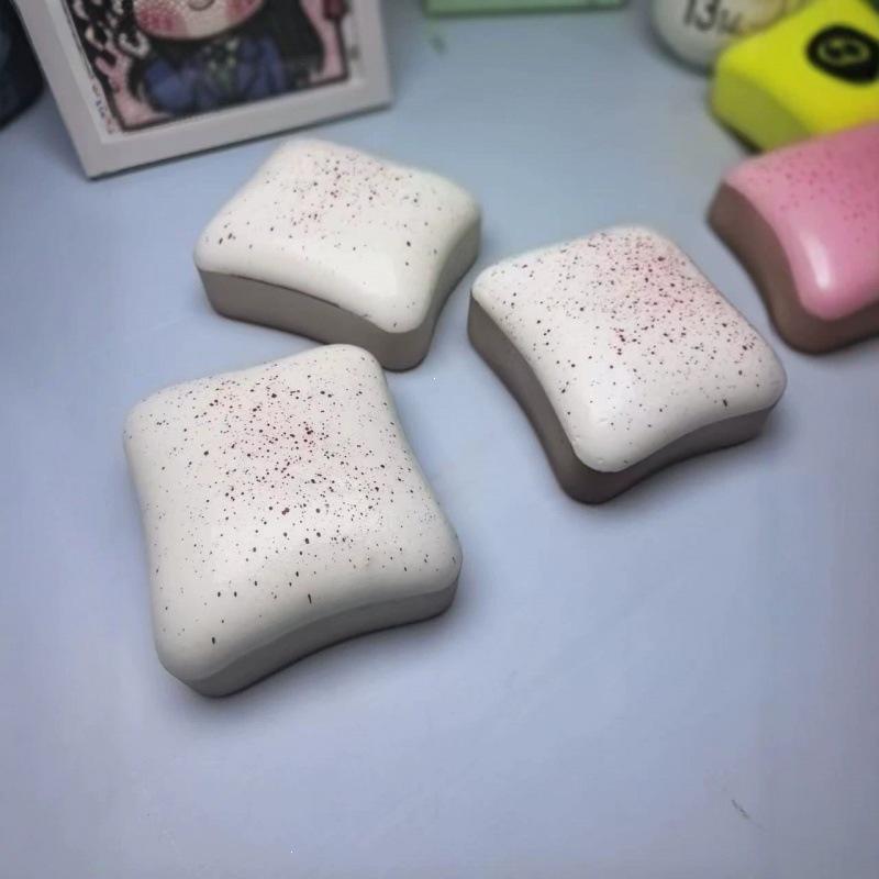 Хит продаж XiaoHongShu: Мягкая жевательная клубничная тост-сквиши игрушка