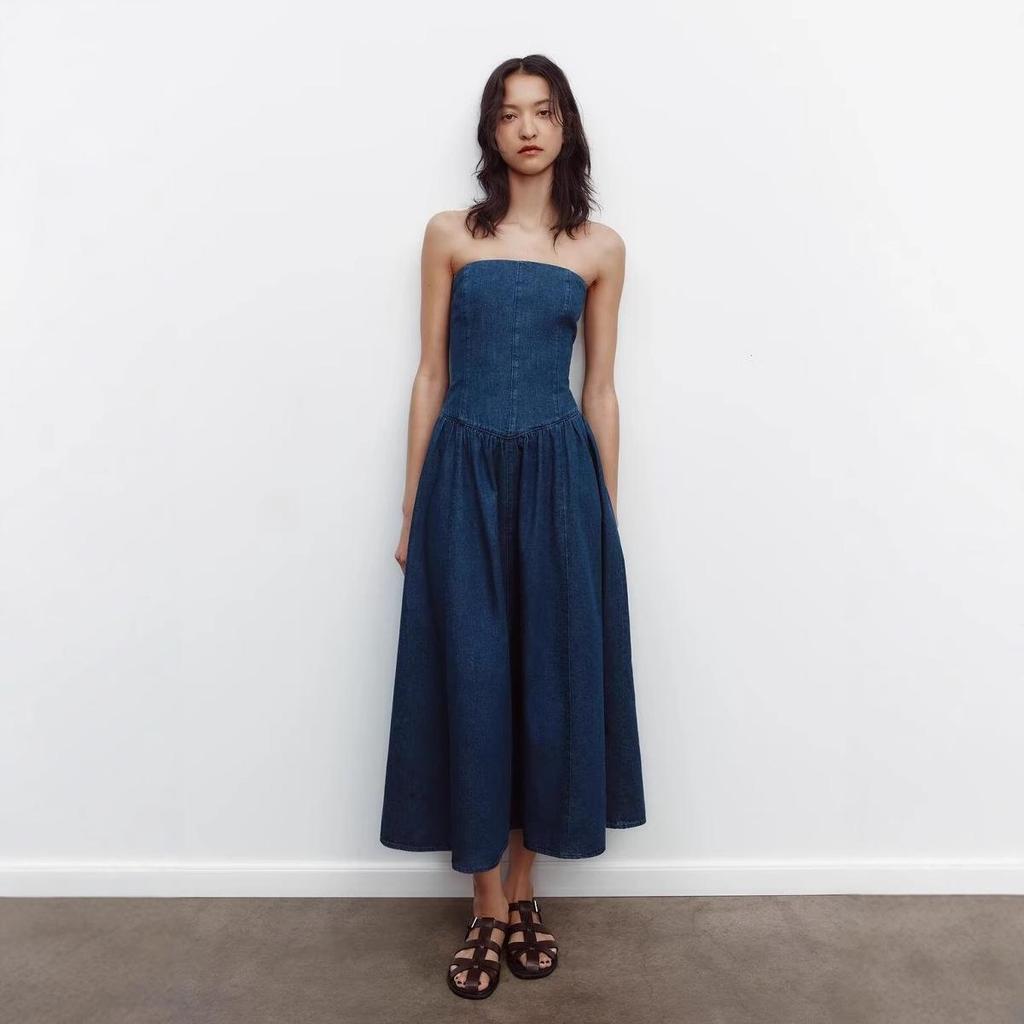 Весна 2025 Женское синее джинсовое платье без бретелей с открытыми плечами, длинное, с прямым вырезом и широким подолом