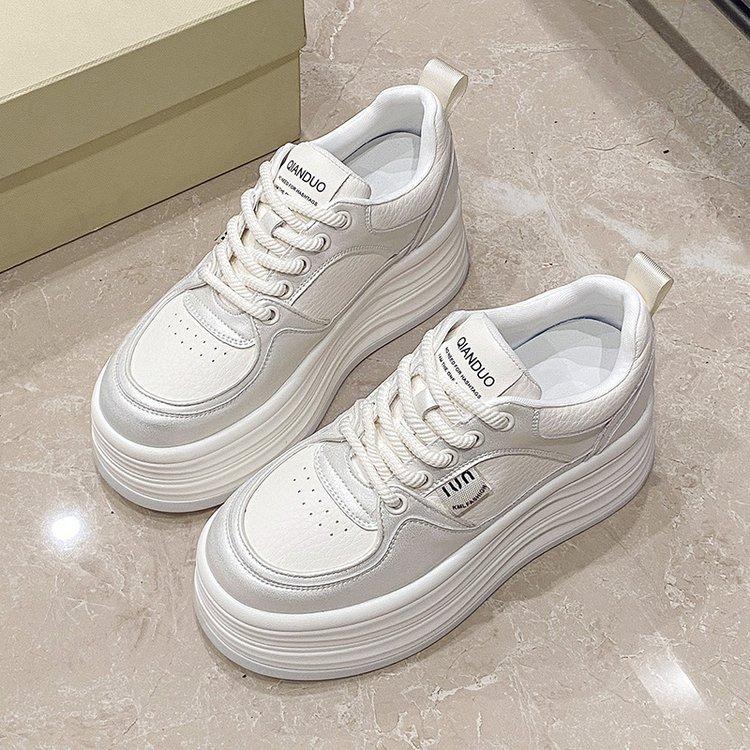 Маленькие белые туфли на толстой подошве для женщин и невысоких мужчин, новая весенняя универсальная обувь на шнуровке 2025 года для студенток, позволяющая увеличить их рост и