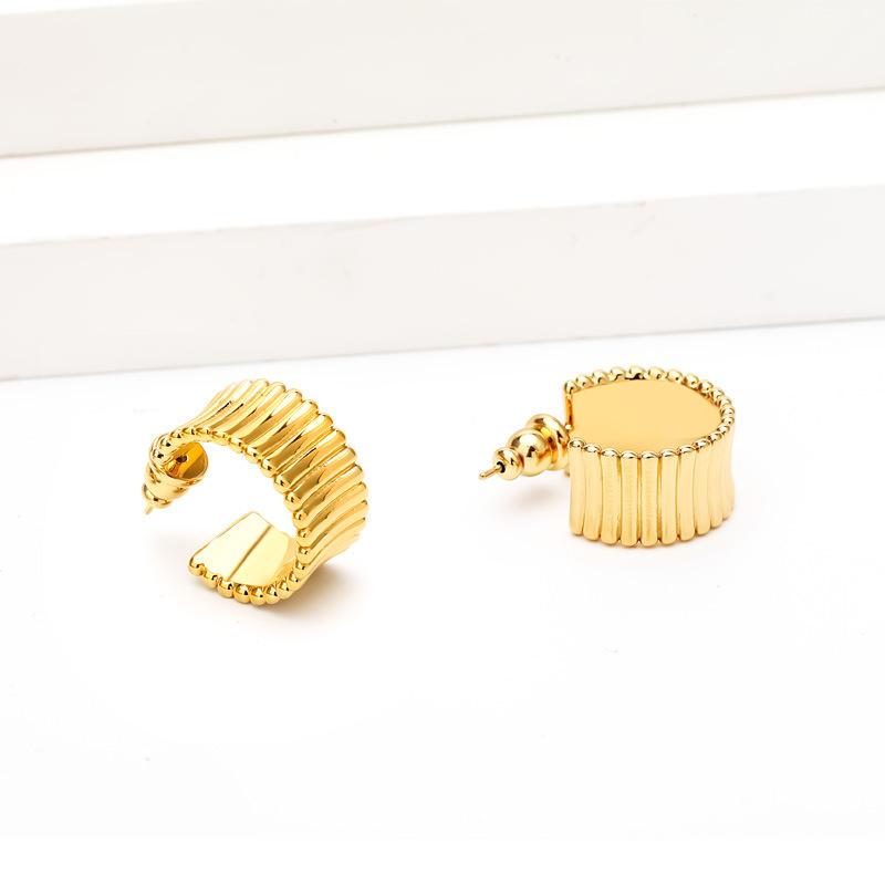 ins European and American minimalism cold wind earrings autumn and winter high-end earrings women's titanium steel plated 18K gold does not fade women