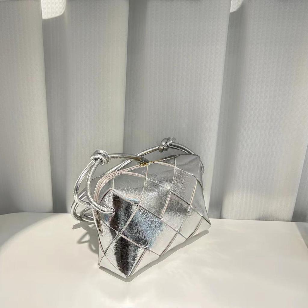 2024 Весна/Лето Женская мода из коровьей кожи, плетеная вручную, с узлом, сумка через плечо и через плечо