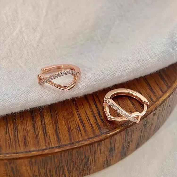 Серьги-кресты из серебра 925 пробы с геометрическим узором — уникальный дизайн в холодном стиле для женщин