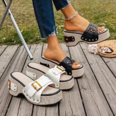 Женские сандалии-слайды на платформе-клине с пряжкой и шипами