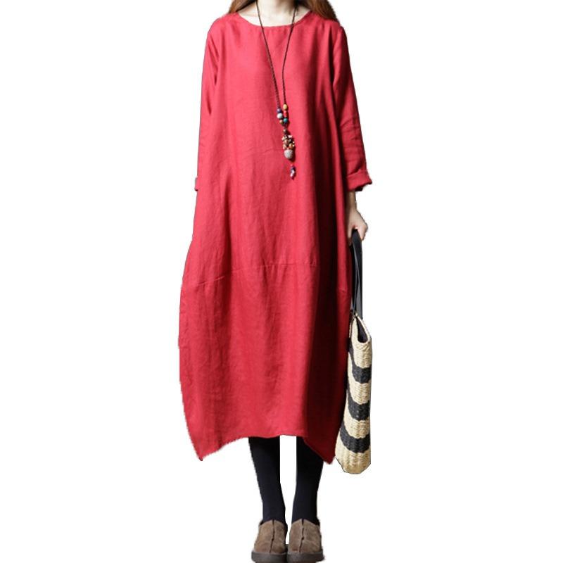 Свободное утягивающее платье средней длины с длинными рукавами и круглым вырезом