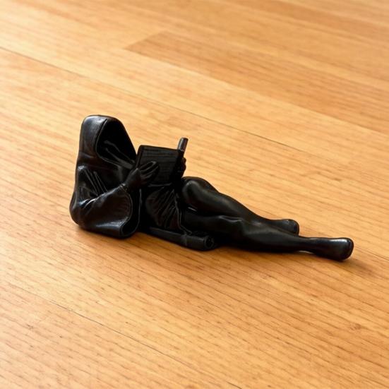 Готическая фэнтезийная черная мантия Читающая статуя 3D-печать Загадочная лежащая читающая скульптура для Хэллоуина Полка Настольный декор