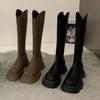 Мода 2025 Женские сапоги с высоким каблуком и длинным голенищем Осень/зима Новый стиль Толстая подошва Грубое голенище V-образный вырез Сапоги для верховой езды Стройнящие Коричневые