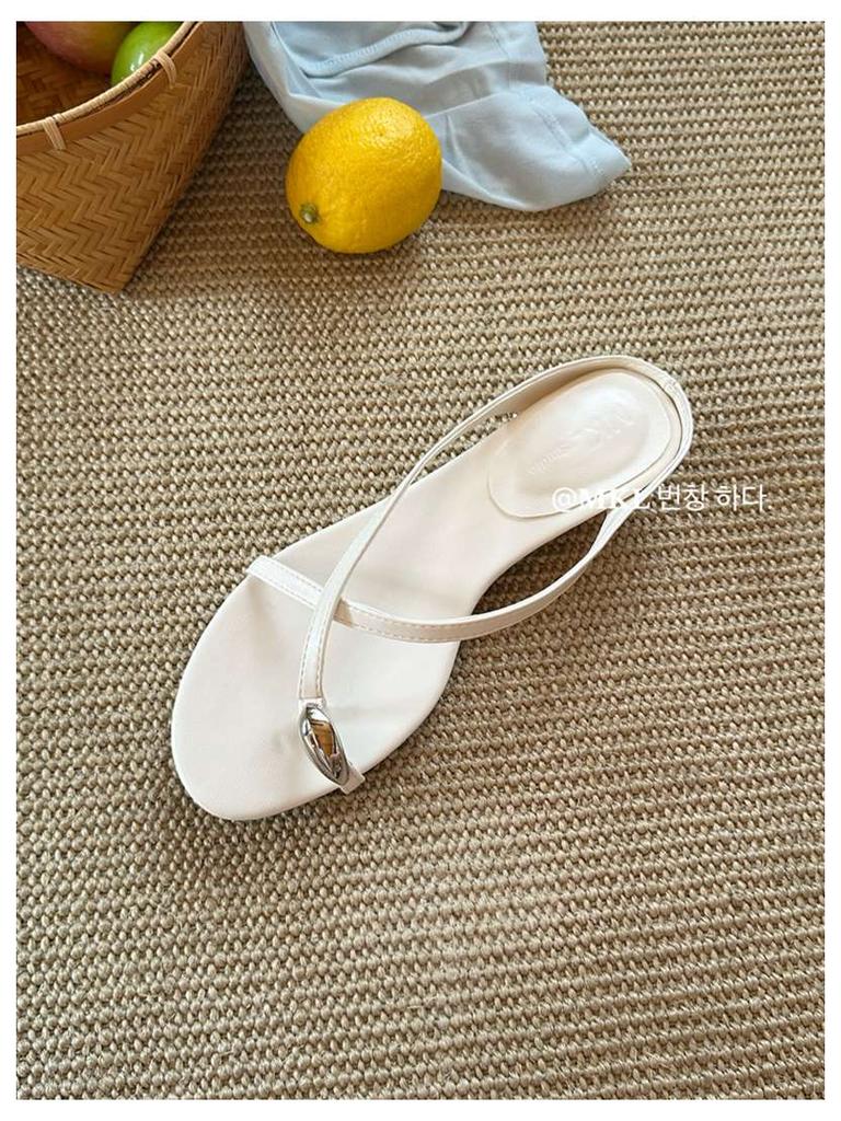 Ladies Slippers 2025 Fasion Clip Toe Women Slides Beach Flip Flops Flat Heel Sandals Designer Cross Strap Metal Decorative Shoes