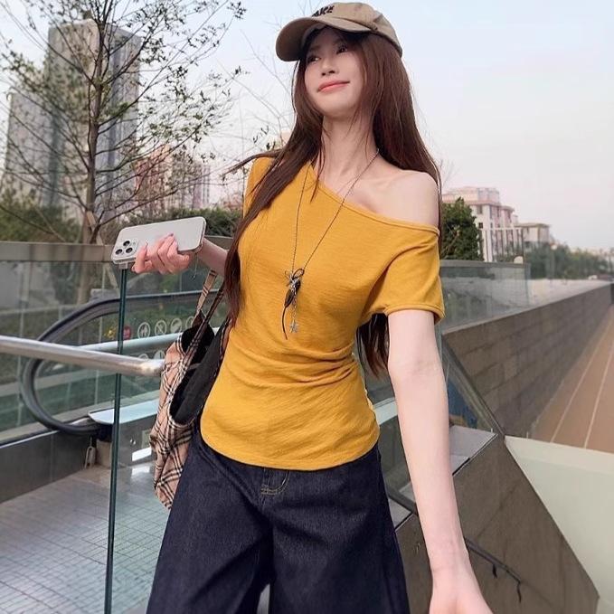 Корейская нишевая желтая облегающая футболка на одно плечо для женщин - Летний топ, подчеркивающий талию