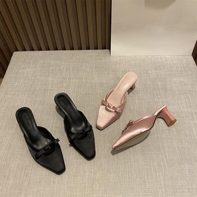 Корейская версия атласных тапочек с бантом из одного слова и толстым каблуком, летняя новинка 2025 года, полые полупрозрачные тапочки, классная верхняя одежда