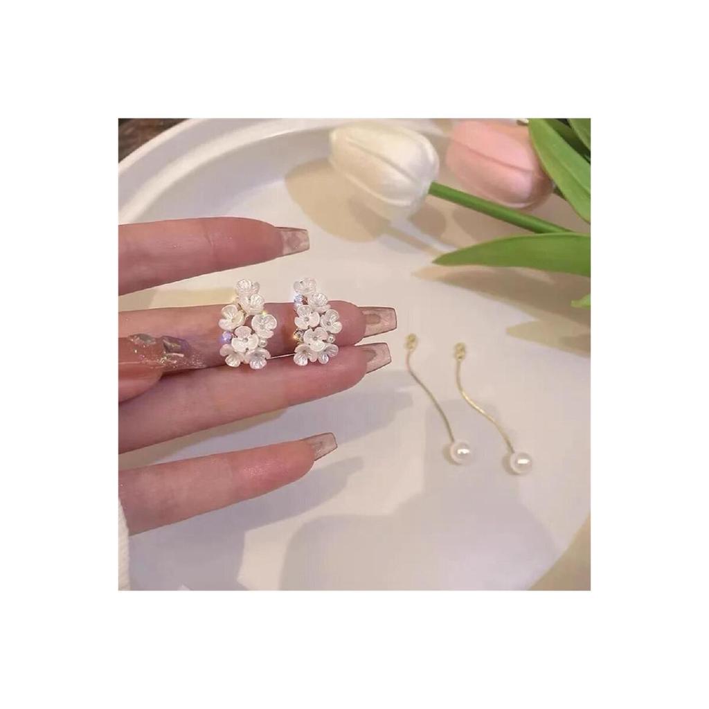 Серьги-подвески с белым цветком и вышивкой жемчуга