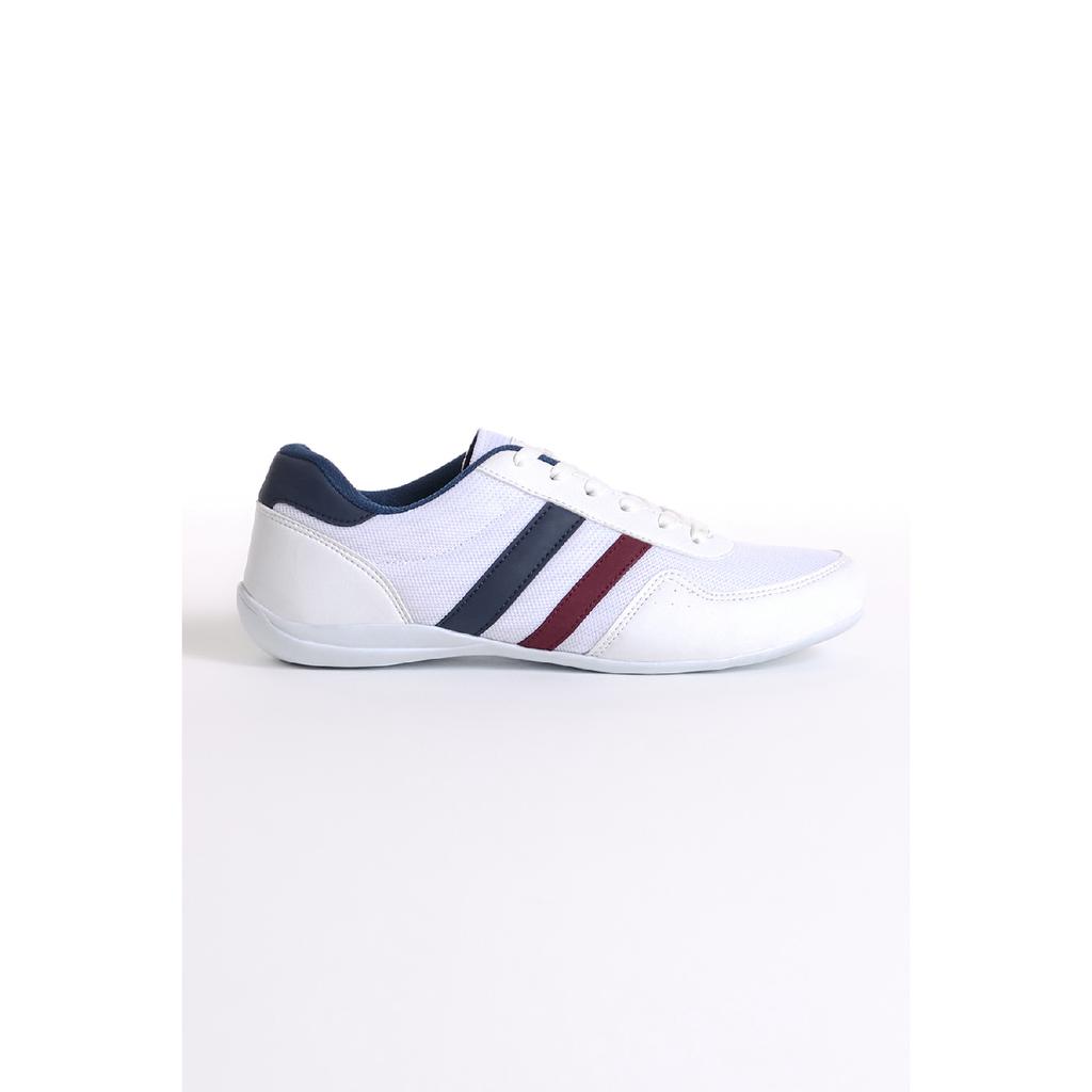 Мужская спортивная обувь на шнуровке черного цвета по бокам