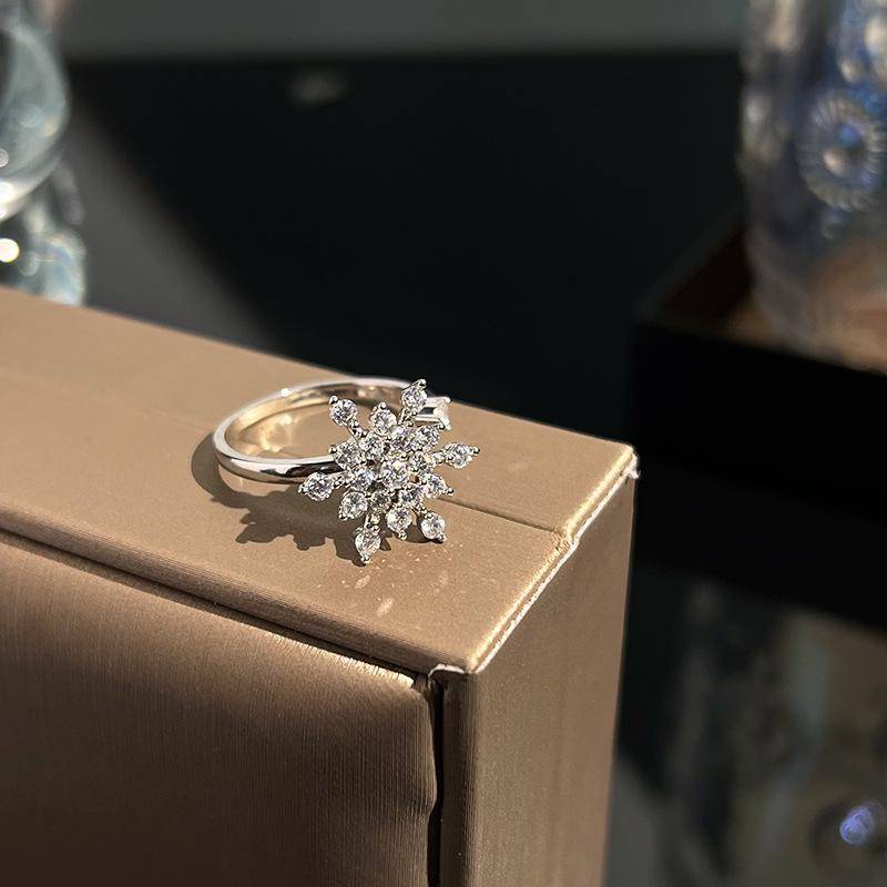Women's Rotatable Zircon Snowflake Ring: Niche, Fashionable, High-End, No-Fade Design, Personalized Index Finger Accessory