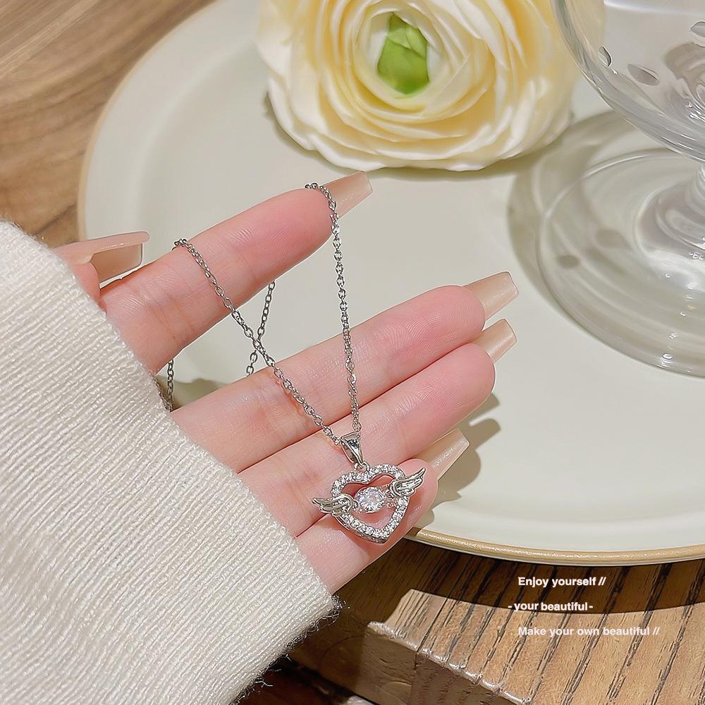 Умное ожерелье-ангелочек, ювелирное изделие для девочки, ниша, инкрустированная цирконием, подвеска в виде любви, роскошный изысканный титановый кулон на ключицу.