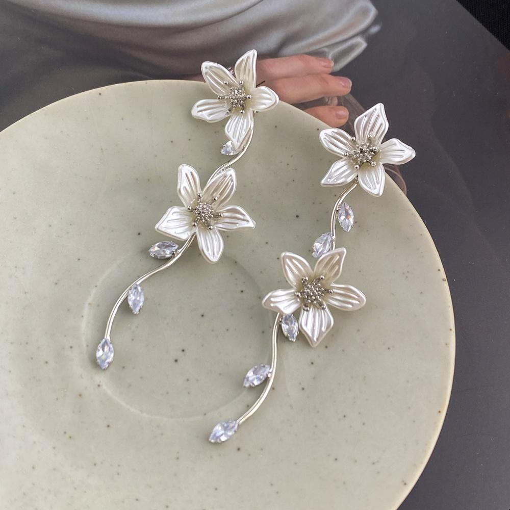 The new light luxury 3D floral fringe women's earrings feature irregular hanging earrings design and unique jewelry accessories