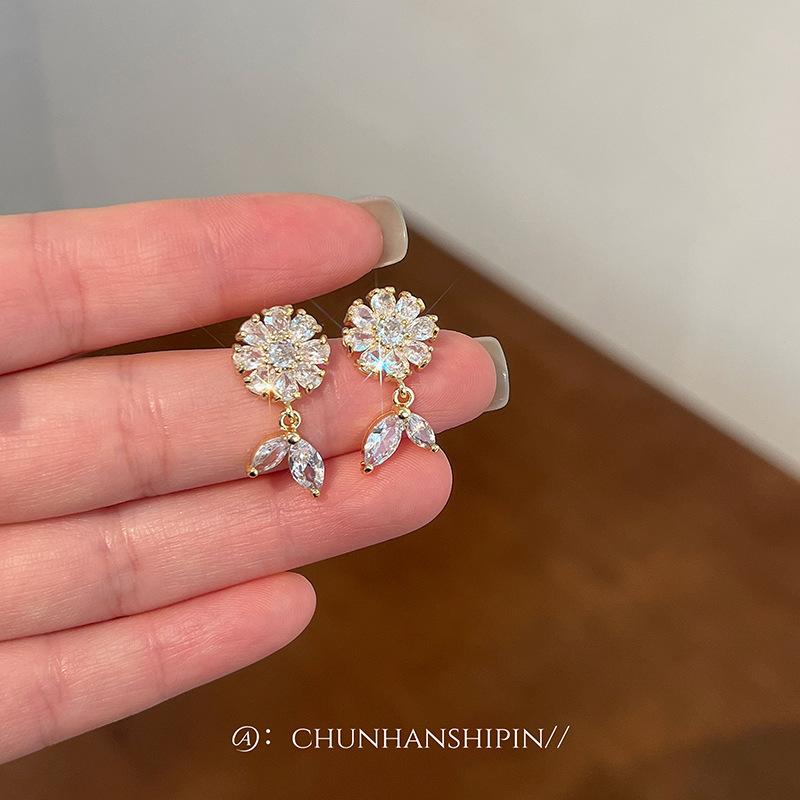 Exquisite super flash zircon flower leaf ear clips women's no ear piercings fashion personality versatile earrings light luxury versatile earrings