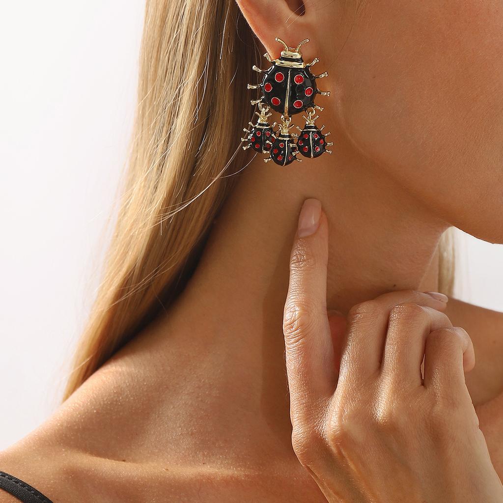 Модные серьги-подвески для женщин