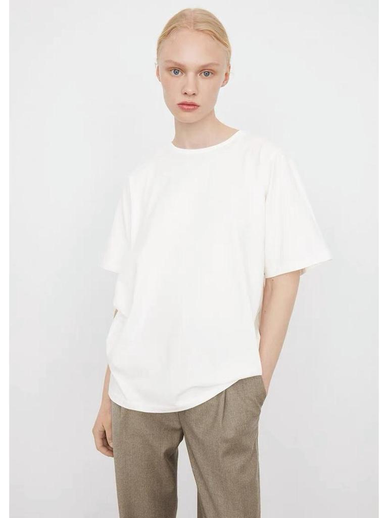 Минималистичная футболка А-силуэта с перекрученным швом, с круглым вырезом и короткими рукавами, коллекция весна/лето 2022.