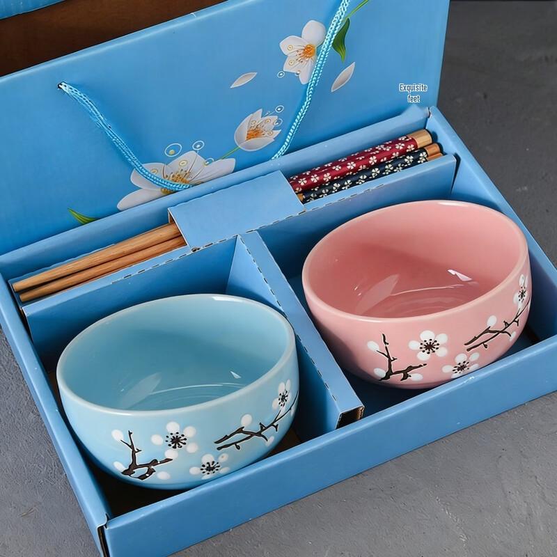 Набор сине-белой фарфоровой пиалы и палочек для еды