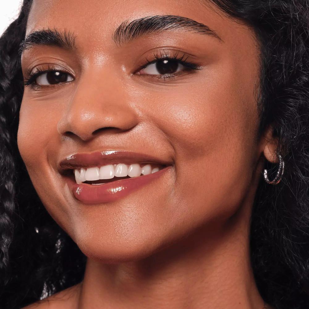 Essence Блеск для губ Choco Bomb Shiny -