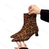 Модные леопардовые ботильоны женские туфли с острым носком на каблуках сексуальные дизайнерские гладиаторские короткие сапоги на низком каблуке 2025 новые женские ботинки челси