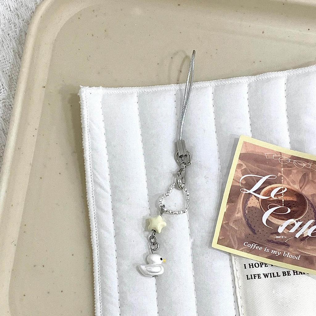 Fashionable Key Pendant Phone Charm Unique Heart Flower Keychain Vibrant Beaded Pendant for Cellphone Camera Handbag