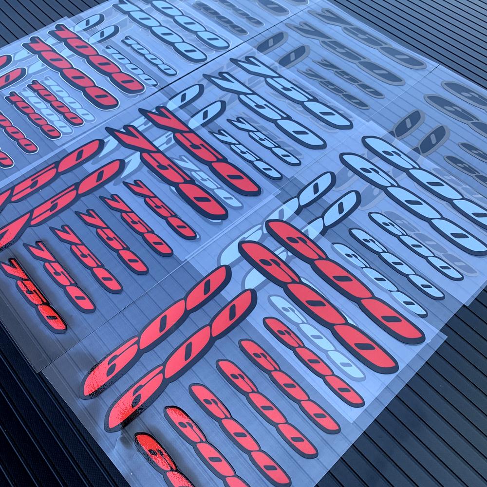 1 пара универсальных наклеек на заднюю часть обтекателя мотоцикла, эмблема для Honda Suzuki Kawasaki Yamaha для 600 750 1000cc