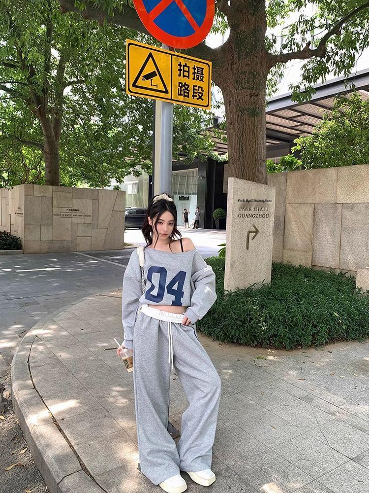 Женский осенний спортивный костюм в корейском стиле: Свободный крой и стройнящие брюки с широкими штанинами, комплект из двух предметов - Модный тренд инфлюенсеров.