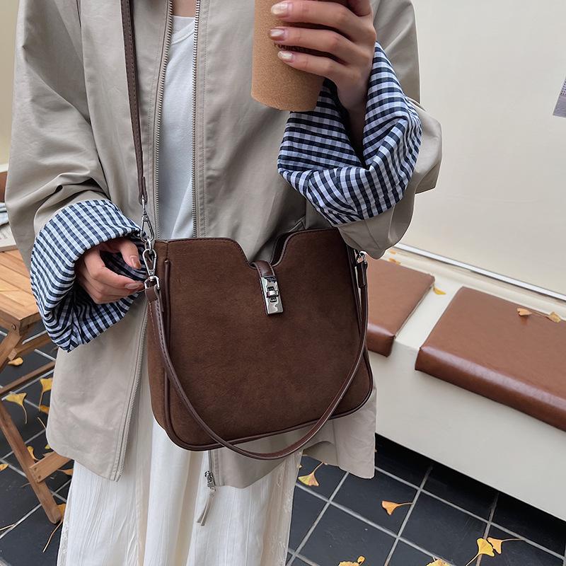 Винтажная матовая минималистичная сумка кроссбоди на плечо большой вместимости 2025