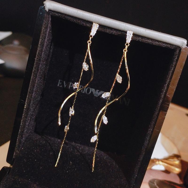 Серьги из циркония в корейском стиле в стиле ретро 2024 г. — дизайн с длинной серебряной иглой