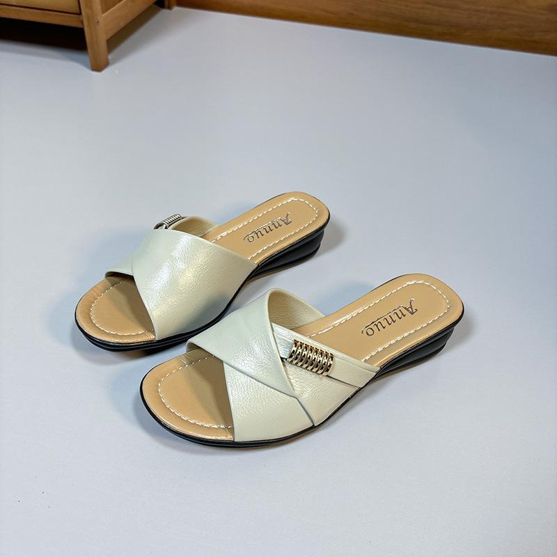 Женские летние шлепанцы с открытым носком на плоской подошве, модные женские повседневные пляжные туфли на металлической танкетке, сандалии на плоской подошве для мам, размер 36-43