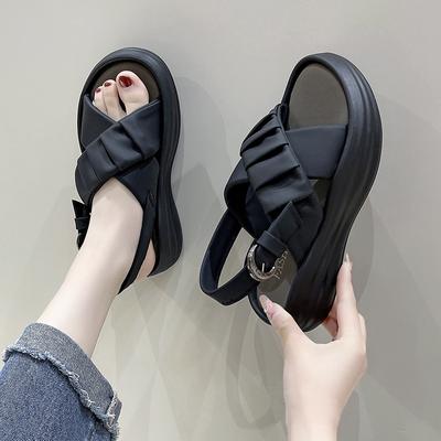 2024 лето новые толстоподошвенные мятые римские сандалии модные универсальные с открытым носком женские сандалии интернет-знаменитость пляжная обувь тренд