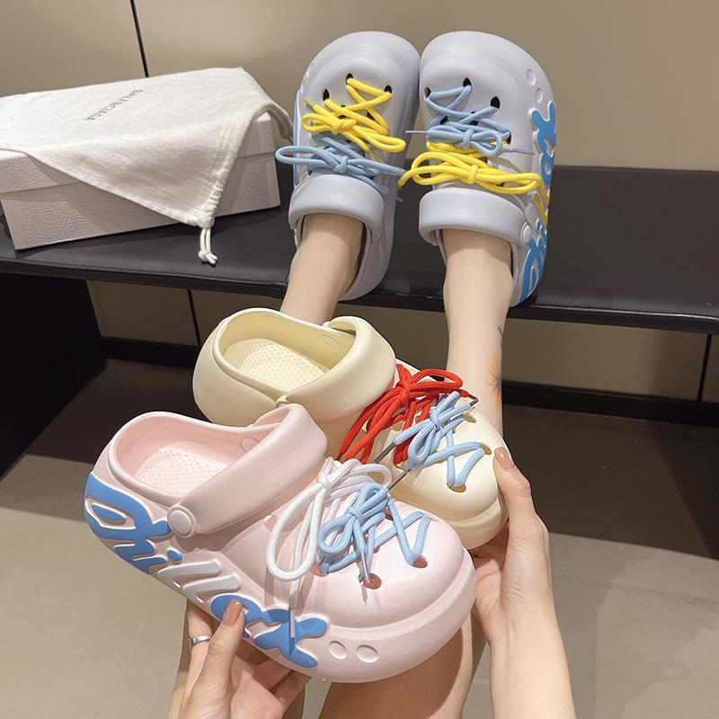 Мультяшные шлепанцы с отверстиями для букв, женская летняя обувь, весна 2025, новые приморские шлепанцы на толстой подошве, прохладные