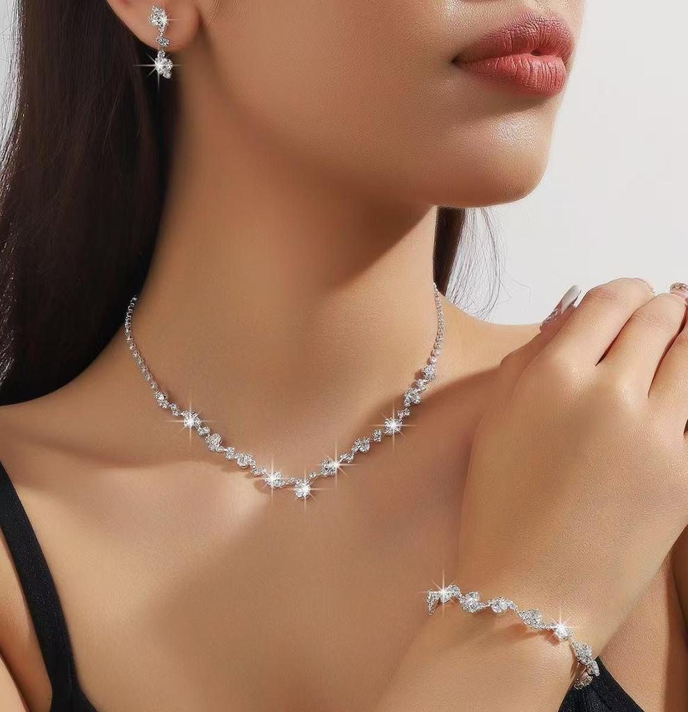 Элегантный межконтинентальный свадебный набор из страз: колье и серьги