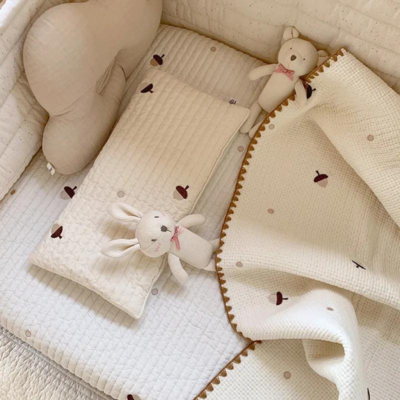 Подушка плоская из чистого хлопка для новорожденных, стеганая, с вышивкой мультяшных белки и медведя, дышащая и мягкая