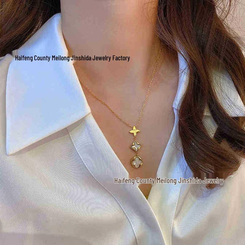 Браслет «Клевер-четырехлистник» от Donkey: Женское элегантное круглое украшение с дизайном из пяти цветков, с белым перламутром и розовой раковиной.