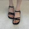 Темпераментные черные ретро-сандалии женские 2025 новая летняя обувь не устают ноги универсальные увеличение роста повседневные римские туфли