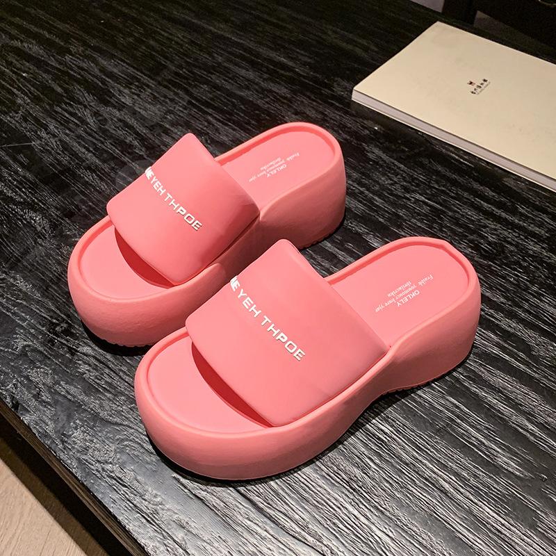 Шлепанцы на толстой подошве с надписью-буквой женские 2025 новые с небольшой высотой подъема удобные и легкие простые сандалии на одном ремешке