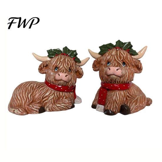 Small Party Souvenirs 2Pcs Christmas Highland Cow Figurine, Resin Yak Statue with Red Animal Figurines for Desk Scarf, Cute Desktop Ornaments