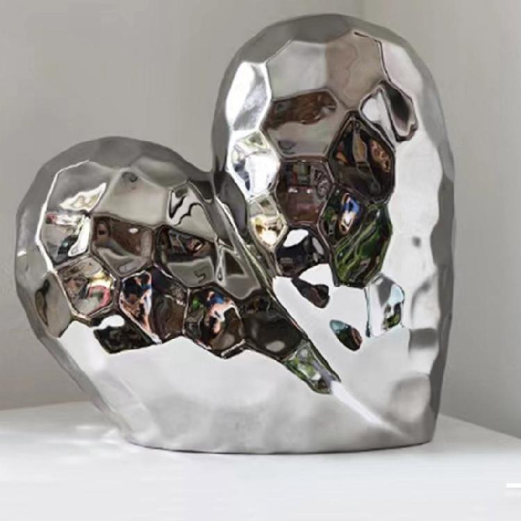 Refined Heart Shape Ceramics Statue Living Room Adornment Offering Aesthetic Appeal and Timeless Love Symbolism
