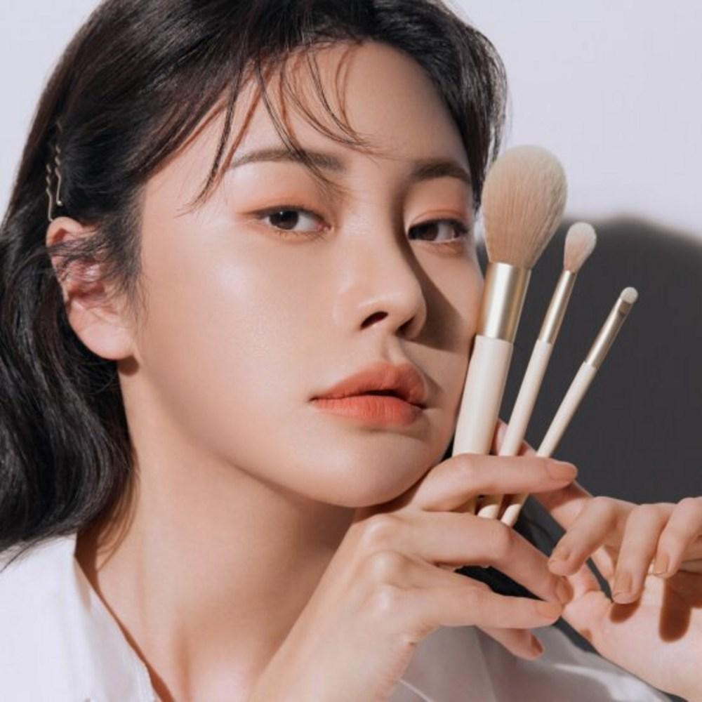 Теневая растушевка + 3 типа кистей, один предмет, опция: нет. 3 повторная подсветка + подбородок. глаз. носовая кисть