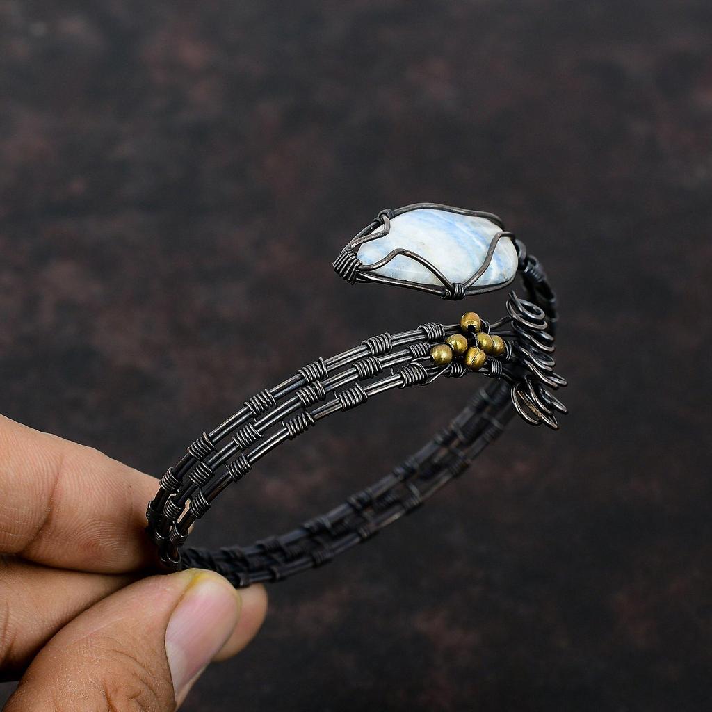 Синий шеелит драгоценный камень браслет манжета обмотанный медной проволокой регулируемый браслет обмотанный медной проволокой ювелирные изделия ручной работы браслет подарок для нее