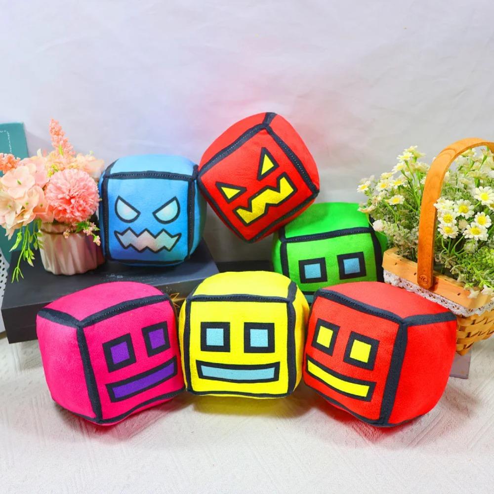 Плюшевые игрушки Geometry Dash Cube Мягкая плюшевая кукла Маленькая подушка Квадратный кулон Игра Милые Дети Поклонники Коллекция Подарок на день рождения 12СМ