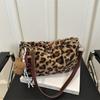 Простая и вместительная сумка 2025 новая трендовая и модная плюшевая сумка-тоут с леопардовым принтом атмосферная пушистая сумка на плечо женская сумка