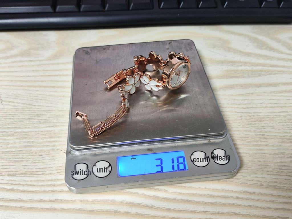 Ladies' Versatile Gift Set: Fashion Floral Chain English Watch & Daisy 5-Piece Set.