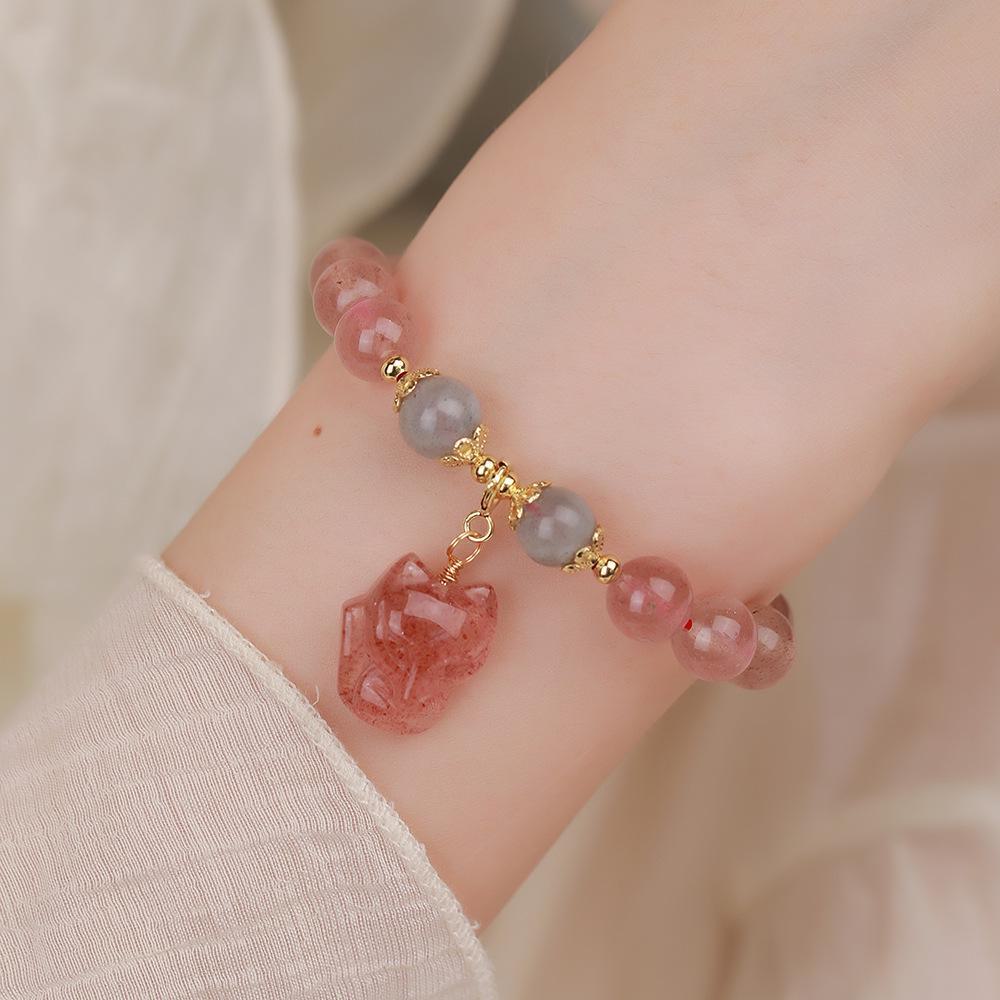 Трендовый браслет 2024 года из клубничных вафельных бусин с подвеской в виде лисы и серыми лунными акцентами для женщин
