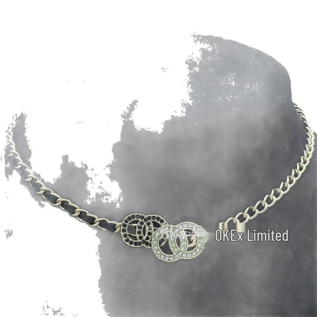 Высококачественное колье Seiko с двойной буквой C, инкрустированное черными и белыми бриллиантами, с черным кожаным шнуром