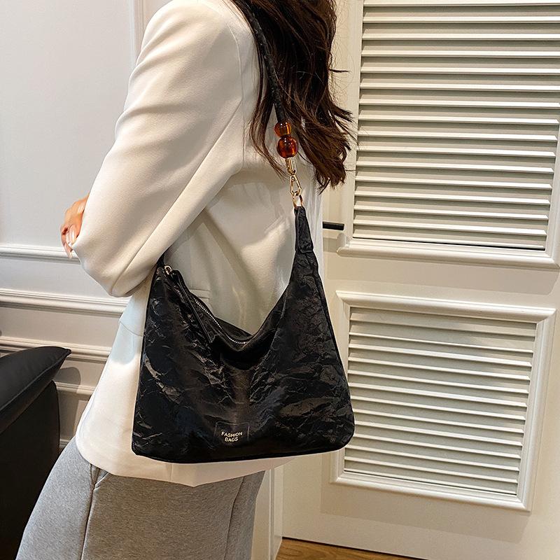 Повседневная сумка с мягкой поверхностью и нишевым дизайном для женщин 2024 года, новая популярная универсальная сумка-мессенджер, модная сумка через плечо под мышкой