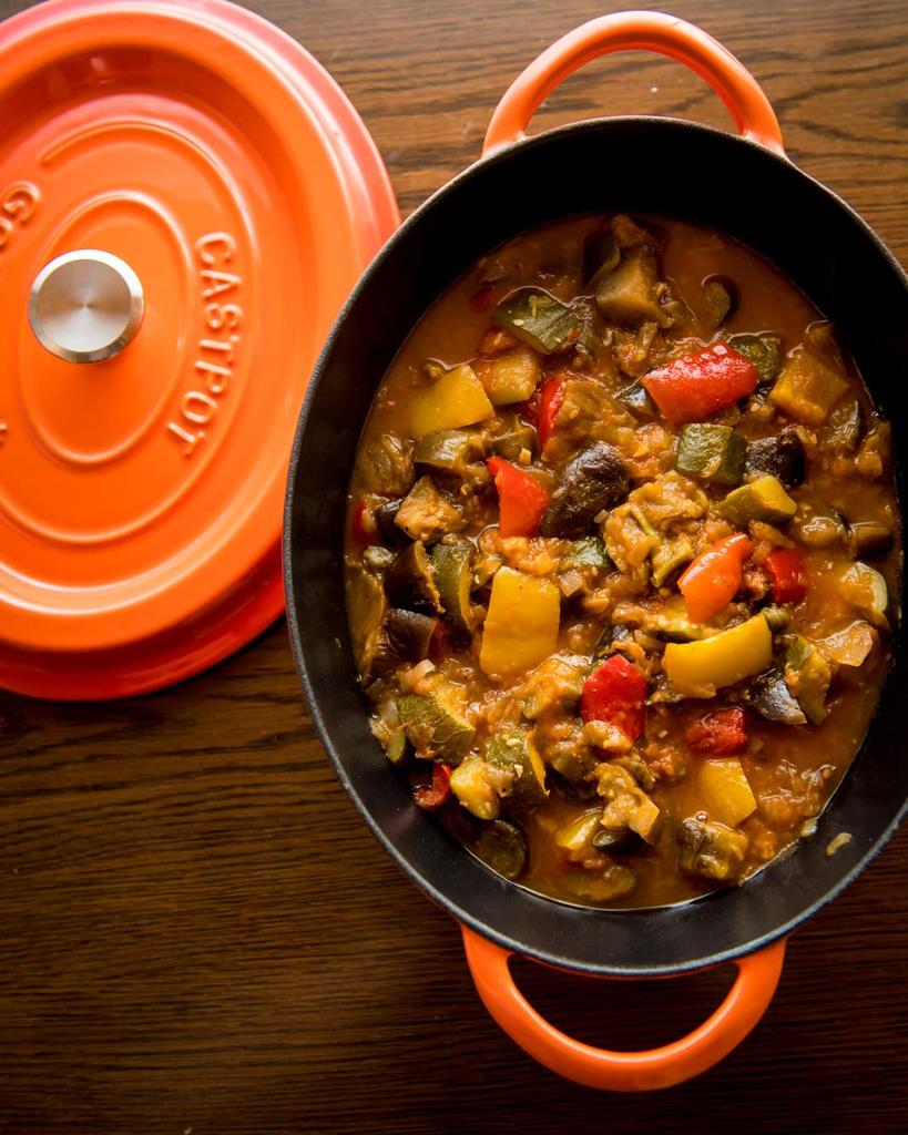 Cast Pot Oval 26cm Shallow Orange Cast Enamel Pot Waterless Cooking Steam Circulation Enameled External Surface Special Matte Enameled Interior